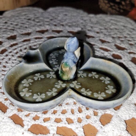 Wade Irish Porcelain - Cauldron and Shamrock Dish with Pixie Gnome Leprechaun - Picture 9 of 15